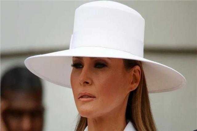 ميلانيا ترامب تعرض قبعتها البيضاء للبيع في مزاد بهذا السعر