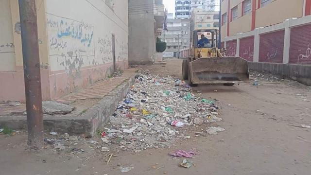 رفع تراكمات القمامة بالشوارع