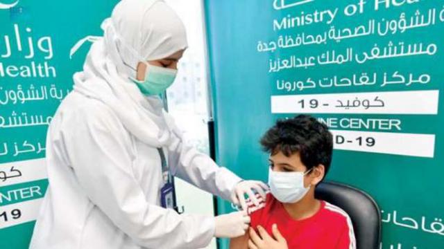 طفل سعودى أثناء تلقيه اللقاح