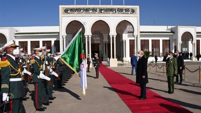 الرئيس الجزائري يغادر مطار هواري بومدين متوجها إلى القاهرة