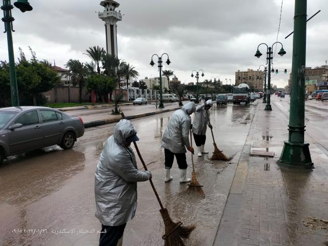 «الشريف» : انتهاء امتحانات الفترة الصباحية وتواجد ميداني لجميع التنفيذيين خلال اليوم للتعامل مع مياه الأمطار بالشوارع