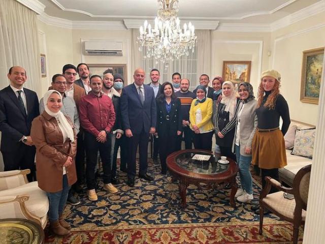 صورة للسفير المصري في المجر مع الطلبة الدارسين