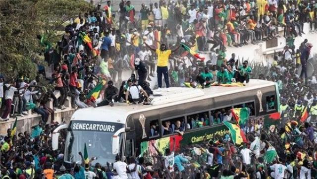 آلاف السنغاليون يحتفلون في العاصمة السنغالية دكار