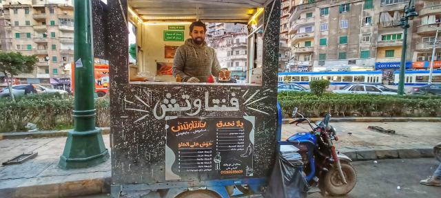 «أحمد» الشهير بـ «فانتا» يؤسس علي تروسيكله الخاص مشروع مطعم للشندوتشات بالإسكندرية
