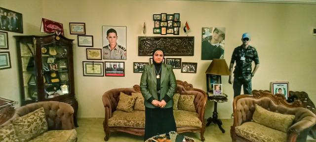 «امل مغربي» والدة شهيد محمد احمد عبده شهيد القوات المسلحة بعد اختيارها ألام 