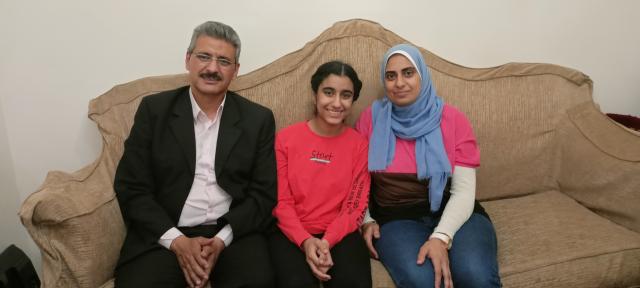الأولى على الشهادة الاعدادية بالإسكندرية «نورهان اشرف» وسط والديها