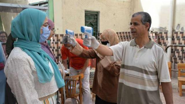 قياس درجة حرارة الطالبات قبل دخول الامتحانات - صورة أرشيفية