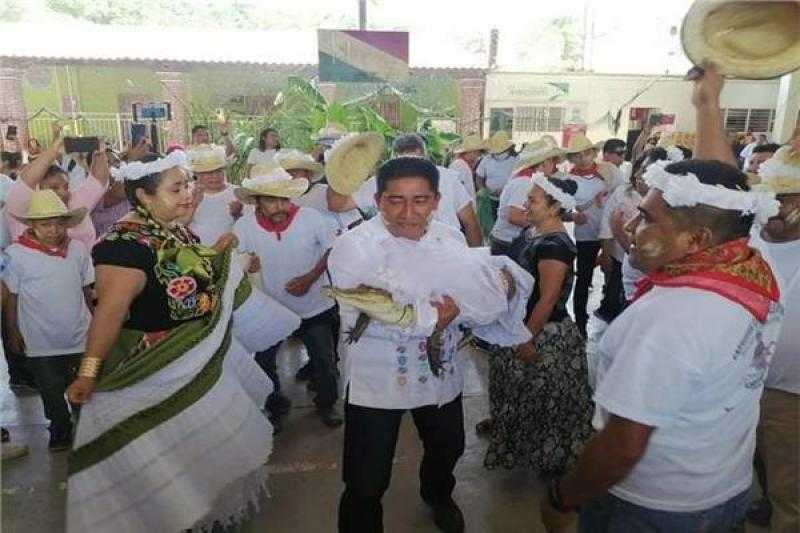 عمدة مدينة في المكسيك يتزوج من تمساح | فيديو