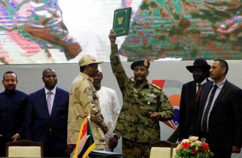 الجيش السوداني ينسحب من الحياة السياسية والبرهان يدعو لتشكيل ”حكومة مدنية”
