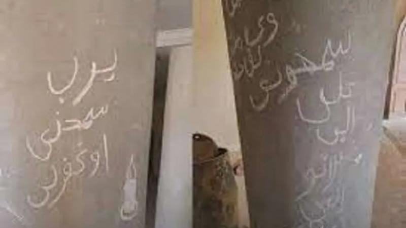 الرسائل المحفورة على أعمدة المسجد