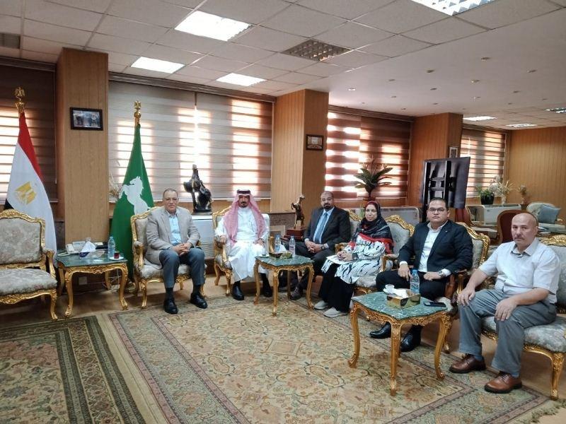 محافظ الشرقية أثناء لقاء مع الشيخ عبدالله بن صفوان