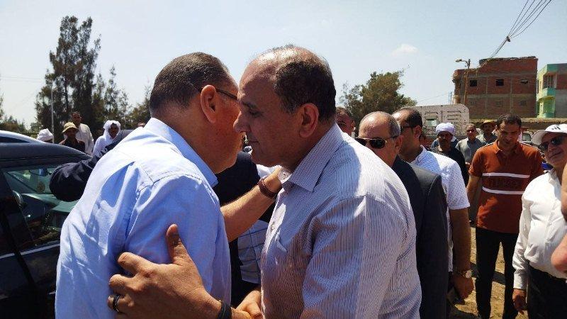 محافظ الشرقية أثناء تقديم واجب العزاء فى وفاة والد رئيس مدينة أولاد صقر