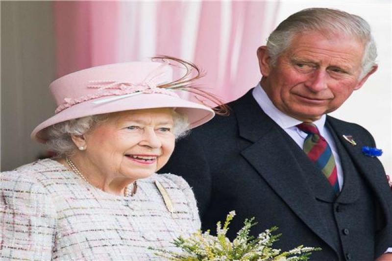 الأمير تشارلز ووالدته الملكة إليزابيث الثانية