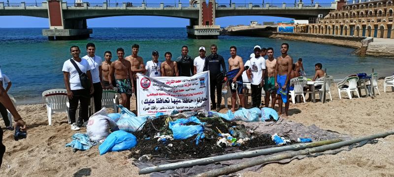 جانب من فاعليات حملة نظافة قاع البحر تحت عنوان «حافظ عليها تحافظ عليك» بالإسكندرية