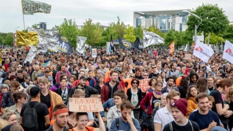 آلاف يتظاهرون في ألمانيا