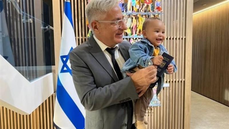 السفير الإسرائيلي يحتفي بحصول الطفل على جواز سفره