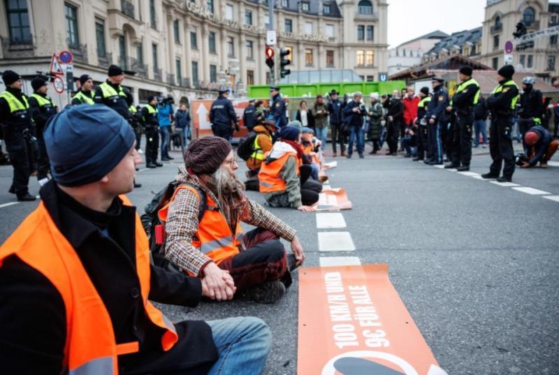 نشطاء مناخ يلصقون أنفسهم في شوارع ببرلين وميونخ