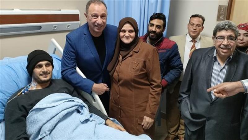 محافظات  محمود الخطيب خلال زيارته مستشفى العاشر من رمضان