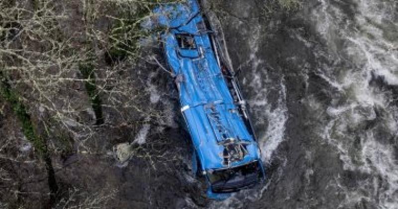 سقوط حافلة فى نهر باسبانيا