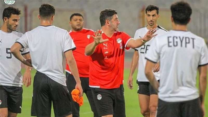 فيتوريا يوجه لاعبي منتخب مصر في مران سابق