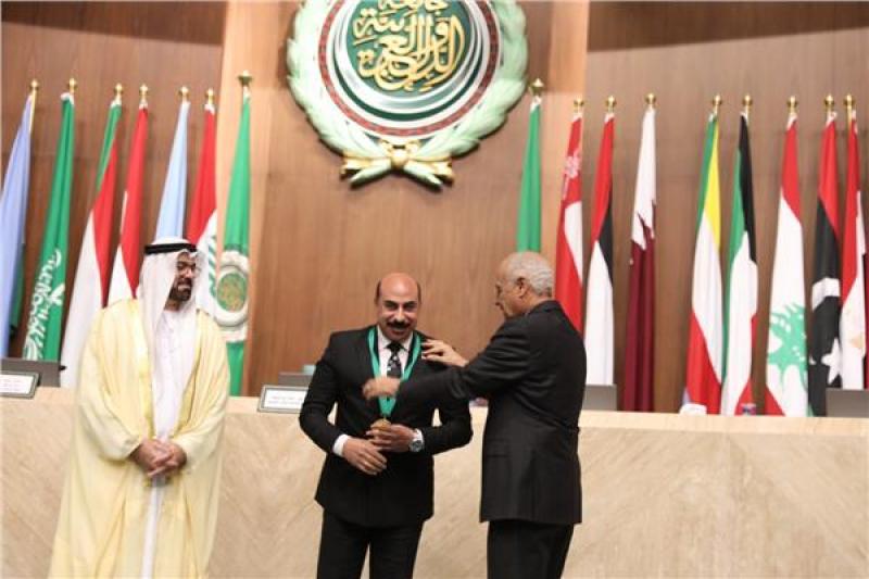 محافظ أسوان يتسلم جائزة التميز الحكومي العربي كأفضل محافظ على مستوى العالم العربي
