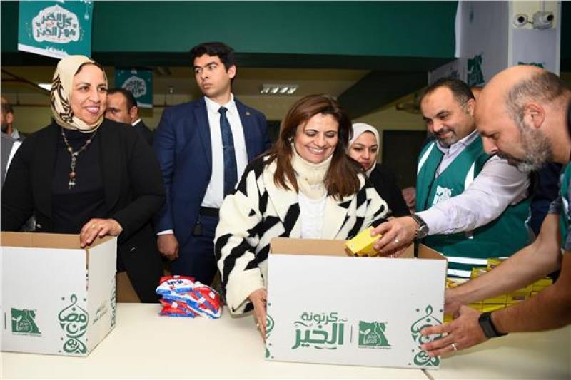 وزيرة الهجرة وشباب المصريين بالخارج يشاركون في حملة «إفطار صائم 2023»