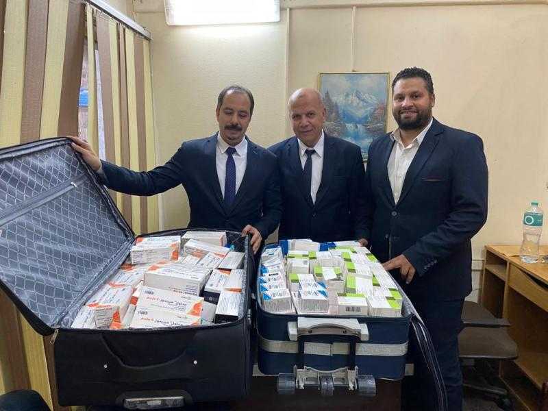 بالصور .. إحباط محاولة تهريب تليفونات محمولة و أدوية بمطار القاهرة