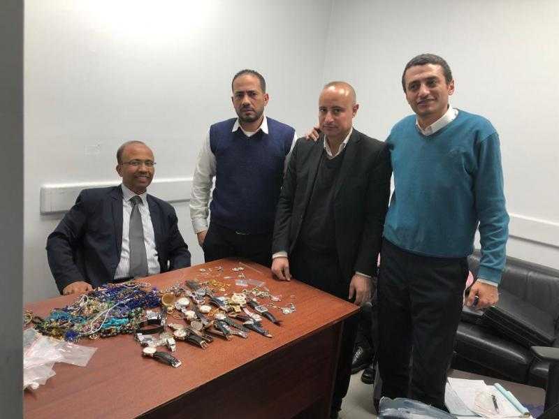 ضبط راكب بحوزته كمية كبيرة من الساعات الرولكس والأحجار الكريمة والمشغولات المرصعة بالألماس.. صور