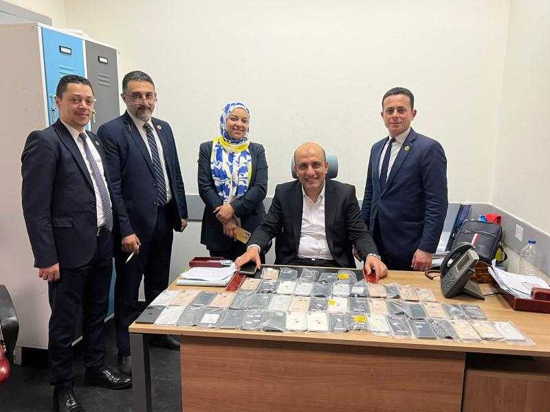 بالصور .. ضبط موظف بالطيران حاول تهريب 51 تليفون محمول  بمطار القاهرة