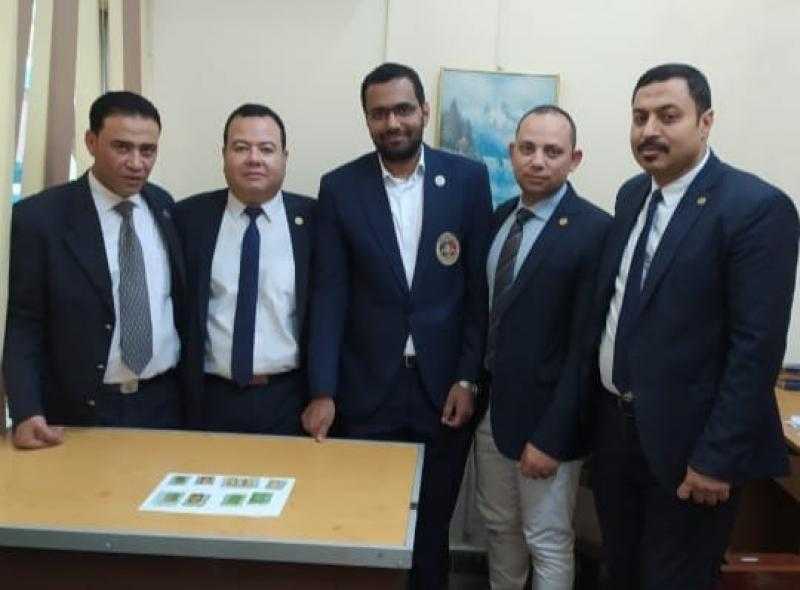 بالصور .. ضبط راكبان قاما باخفاء ١٢ سبيكة ذهبية في جانب حقيبة وداخل عبوات ”بارفان”