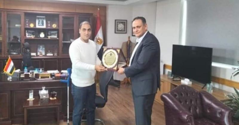 المهندس الحسيني عادل نائب الرئيس التنفيذي للشركة يكرم احد العاملين المصرية للاتصالات 