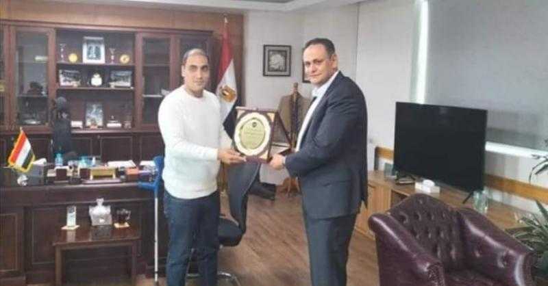 نائب الرئيس التنفيذى للشركة المصرية للاتصالات يكرم أحد العاملين على عمله البطولى