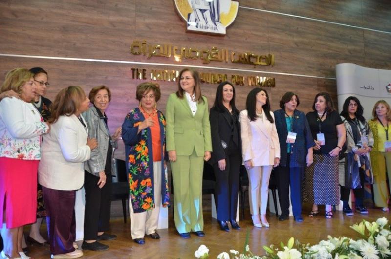 وزراء يكرمون المشاركون فى كتاب ” بنات النيل” بالمجلس القومى للمرأة