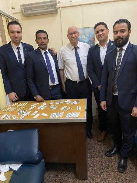 ضبط راكب بحوزته ٥٥٠ قرص مخدر في حقيبته وفي جيوب ملابسه بمطار القاهرة