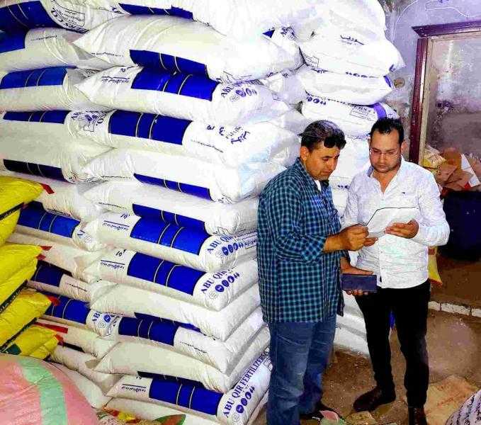 ضبط 100 شيكارة سماد مدعم محظور تداوله بالأسواق في البحيرة