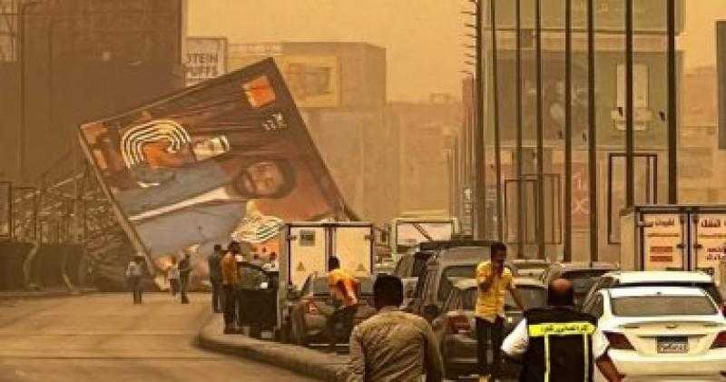 سقوط لوحة إعلانات تتسبب فى توقف حركة السيارات بكوبرى 6 أكتوبر