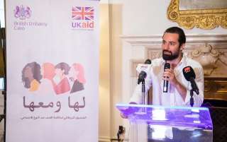 أحمد حاتم يشارك السفير البريطاني في أولى الحلقات النقاشية لمنحة لها ومعها