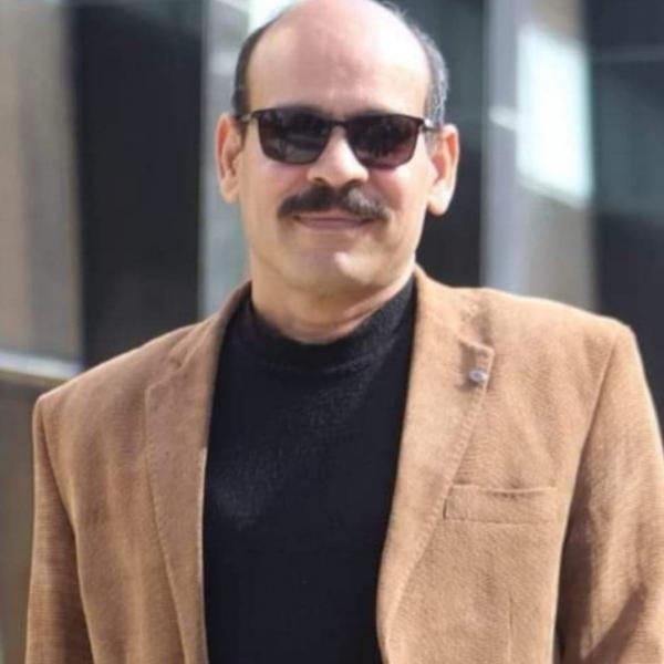كاتب المقال