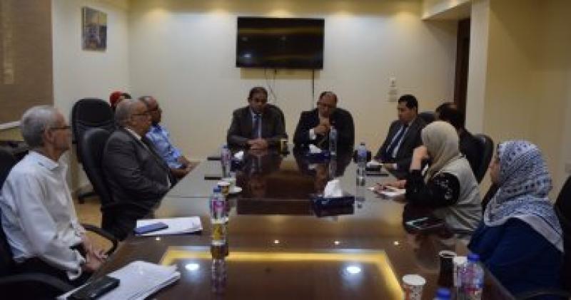 الدكتور السيد قنديل رئيس جامعة حلوان خلال الاجتماع