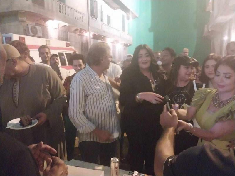 خالد يوسف يحتفل بعيد ميلاده في لوكيشن التصوير