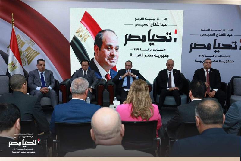 رئيس اتحاد عمال مصر مع حملة الرئيس السيسي 