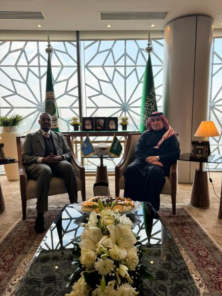 مندوب السعودية بالجامعة العربية مع السفير الصومالي 