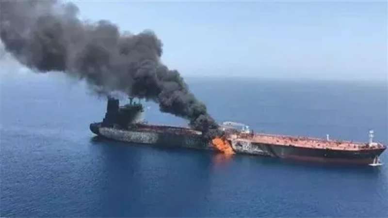 الحوثيون يستهدفون سفينة في البحر الأحمر