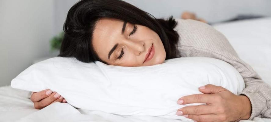 طبيب يتحدث عن مخاطر النوم على البطن