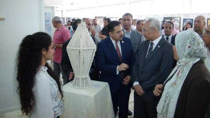 رئيس جامعة المنيا يفتتح معرض الفنون التشكيلية