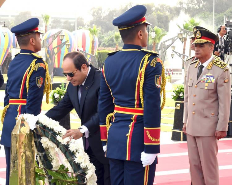 الرئيس السيسي يضع إكليل  من الزهور  علي النصب التذكارى