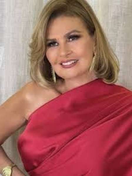 الفنانة يسرا 