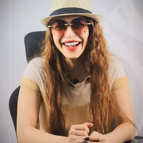 دوللي شاهين