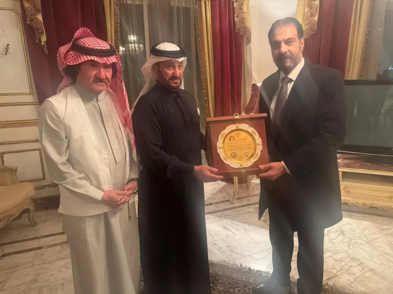 الأمين العام للجمعية النرويجية يُكرم رجل الأعمال أحمد العبيكان