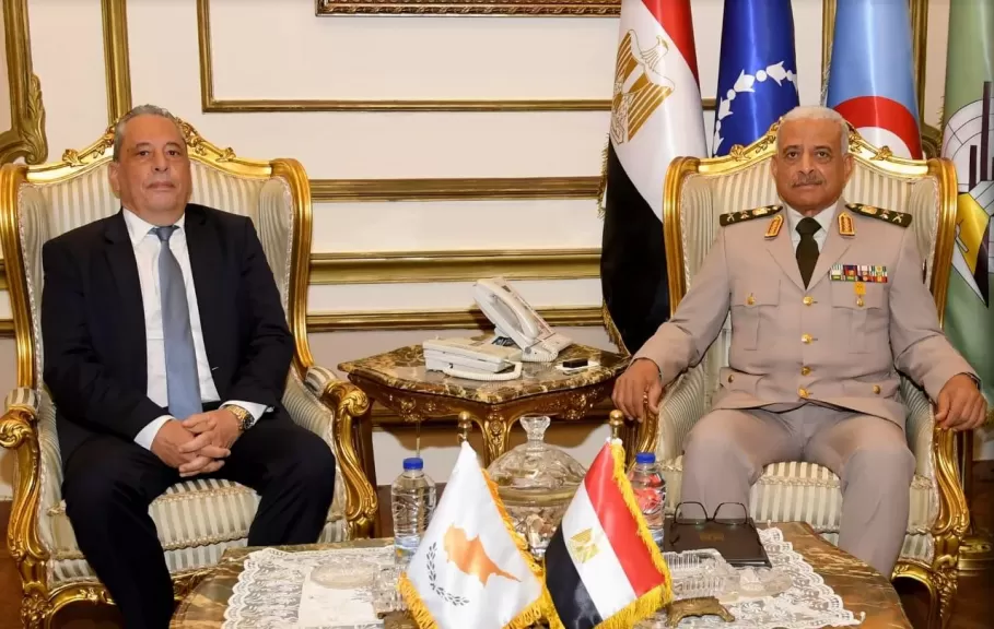 وزير الدفاع مع نظيره القبرصى